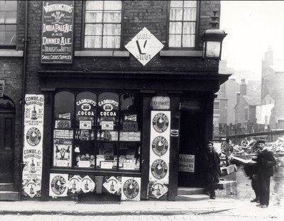 Reclameposters op een winkel in North Street, Leeds, ca. 1895-1900 door English Photographer